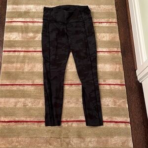 Black Camo Wunder Train Cropped Leggings, 8.